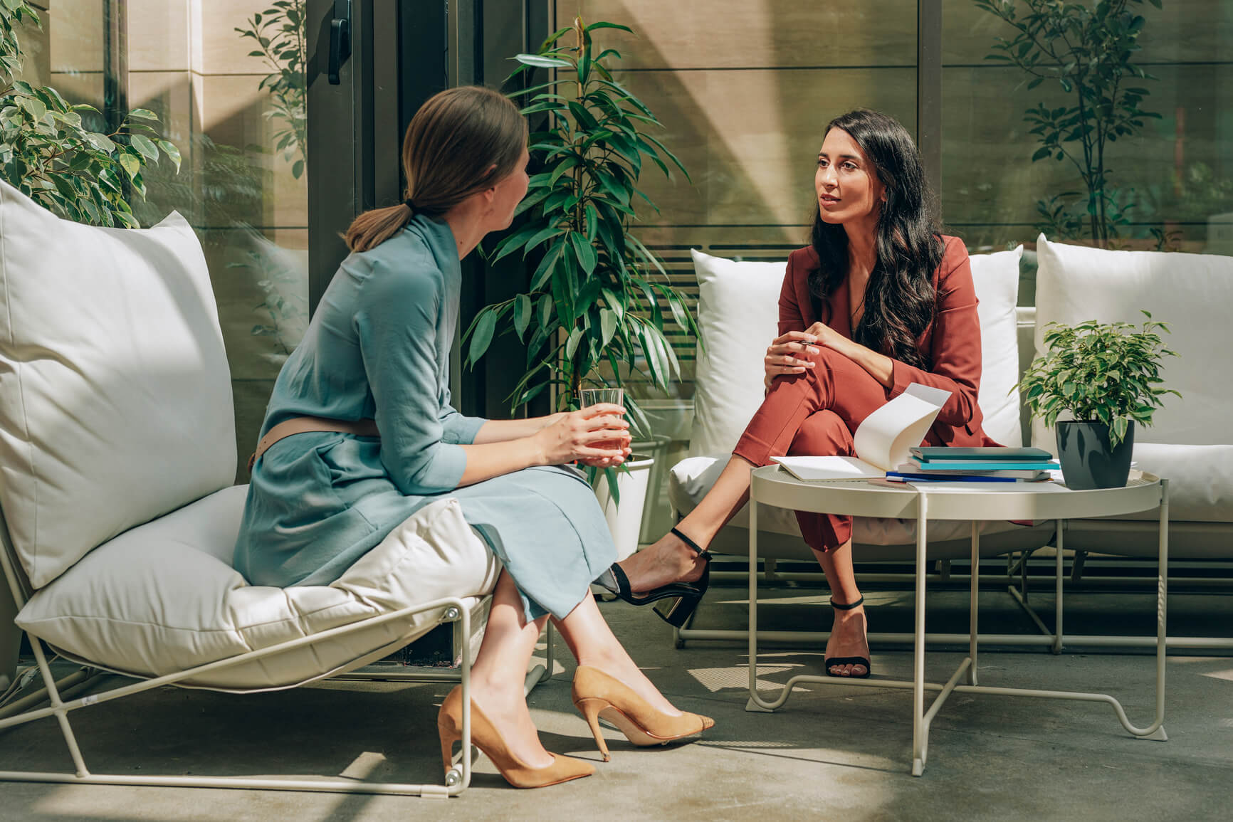 women-talking-in-office-lounge-star-interview-method