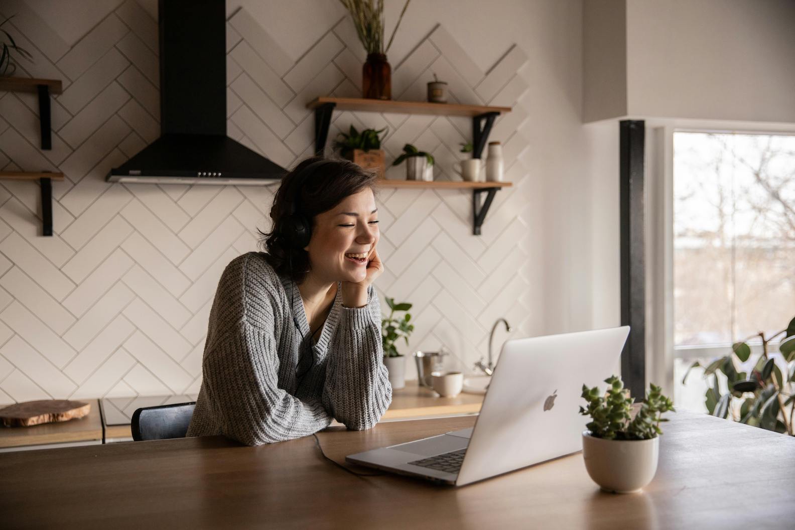 woman-sits-on-laptop-trying-online-coaching