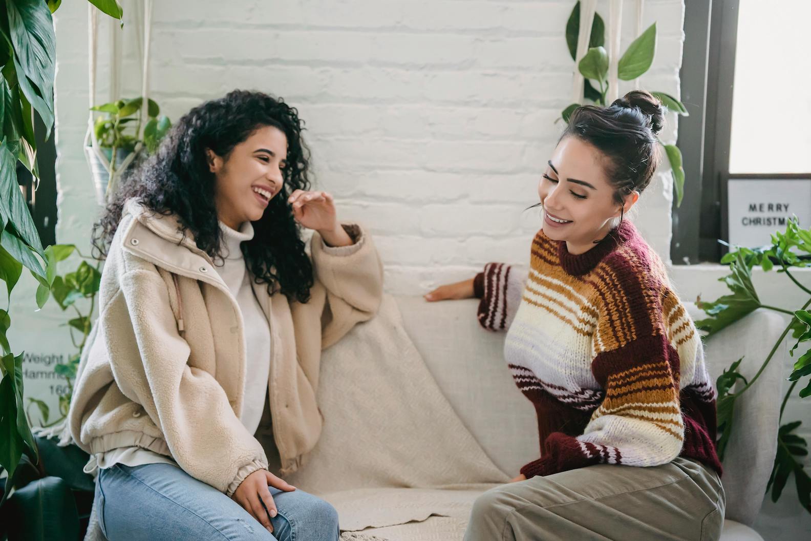 two-friends-sit-on-couch-empathic-listening