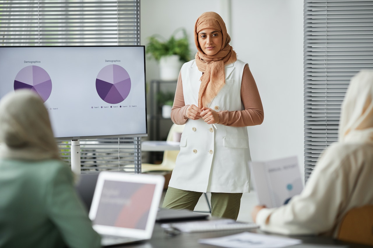 woman-presenting-pie-charts-to-coworkers-at-meeting-minto-pyramid