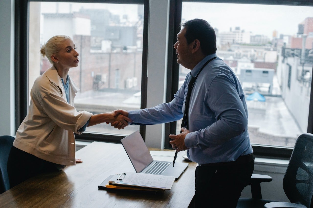 woman-shaking-hands-with-boss-at-his-office-resignation-letter