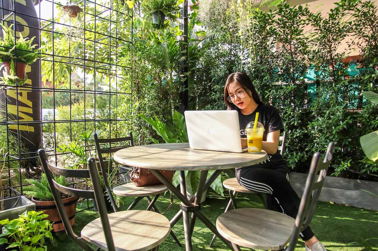 woman-working-in-the-nature-digital-nomad